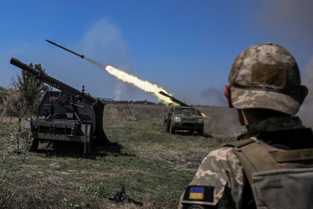 Binh sĩ Ukraine khai hỏa nhằm vào vị trí của quân đội Nga ở vùng Zaporizhzhia ngày 19/8. Ảnh: Reuters