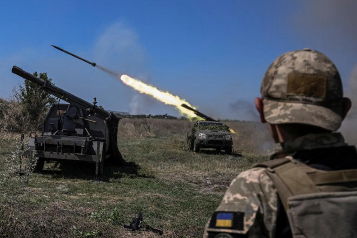 Binh sỹ Ukraine khai hỏa hệ thống rocket về phía Nga tại Zaporizhia. Nguồn: Reuters