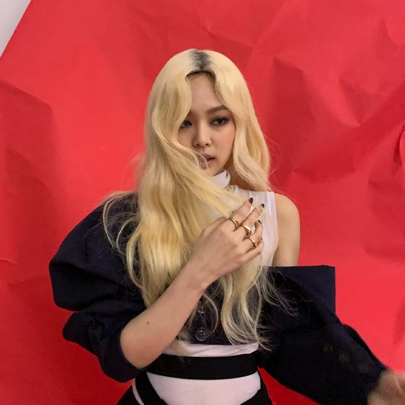 Barbiecore: Hóa ra, cô nàng siêu sao của K-pop cũng có một thời kỳ tóc vàng của riêng mình. Mặc dù mái tóc vàng này của cô có thể là tóc giả, nhưng bài đăng trên Instagram của Jennie là bằng chứng cho thấy cô nàng hoàn toàn có thể tẩy tóc bất cứ khi nào cô muốn.