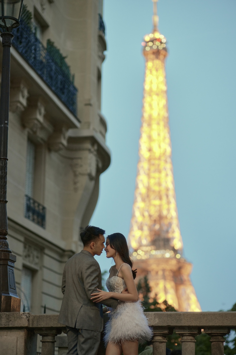 Với khung cảnh lãng mạn dưới chân tháp Eiffel, Phương Anh chọn cho mình 2 thiết kế với 2 phong cách khác nhau.