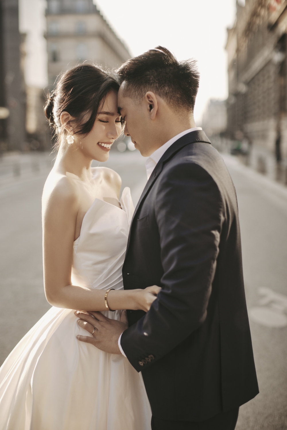 Được biết, các cặp đôi khác thường sẽ tung bộ hình cưới vào trước ngày trọng đại của mình. Nhưng nàng hậu lại quyết định dời lại vào sau đám cưới vì thời điểm đó, Hà Nội phải chịu khá nhiều mất mát sau vụ cháy thương tâm tại chung cư mini.