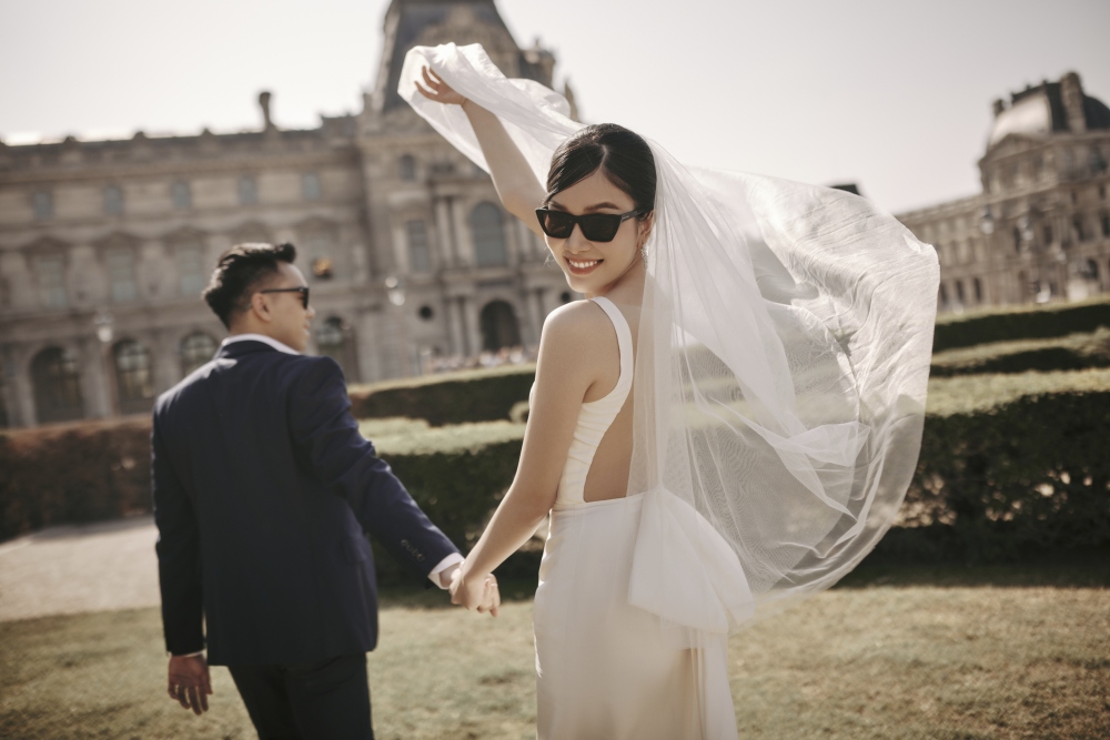 Trong bộ ảnh cưới, Á hậu chọn cho mình những chiếc đầm trắng với nhiều phong cách đa dạng từ trẻ trung đến thanh lịch.