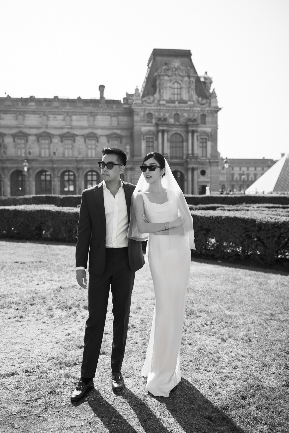 Kết hợp cùng đường phố Paris, cặp đôi Phương Anh - Đức Hồ trẻ trung với concept thứ 4. Cô dâu Phương Anh lựa chọn áo cưới crop top trơn cùng váy trơn, đậm tinh thần cổ điển châu u cho cô dâu ngày trọng đại.