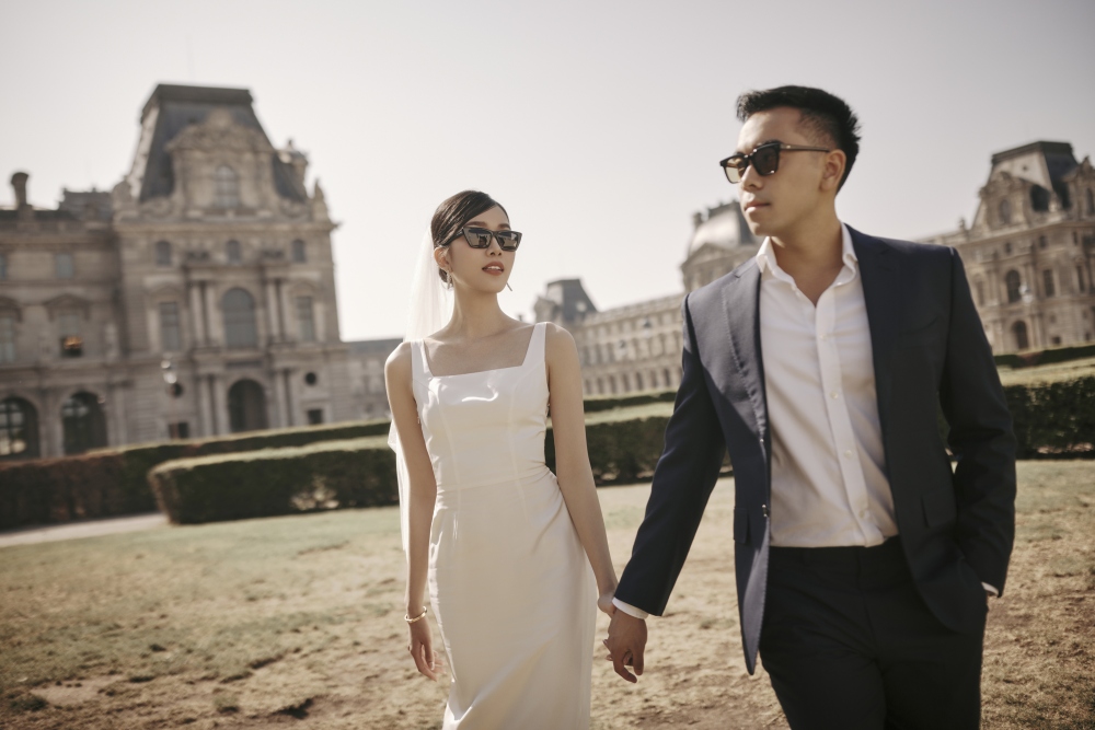 Trong khi đó, chú rể khá trung thành với các bộ vest tối màu lịch lãm.
