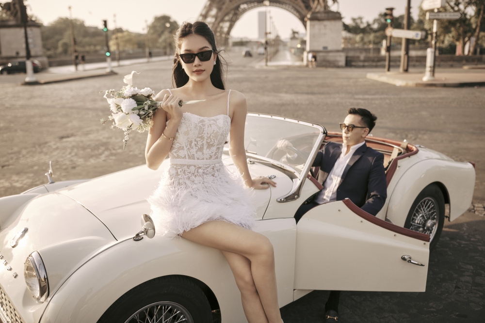 Kiểu dáng ngắn trẻ trung kết hợp giữa chất liệu ren và tua rua là điểm cộng cho toàn bộ thiết kế.