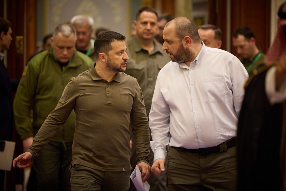 Tổng thống Zelensky và ông ông Umerov (áo trắng). Ảnh: Getty.