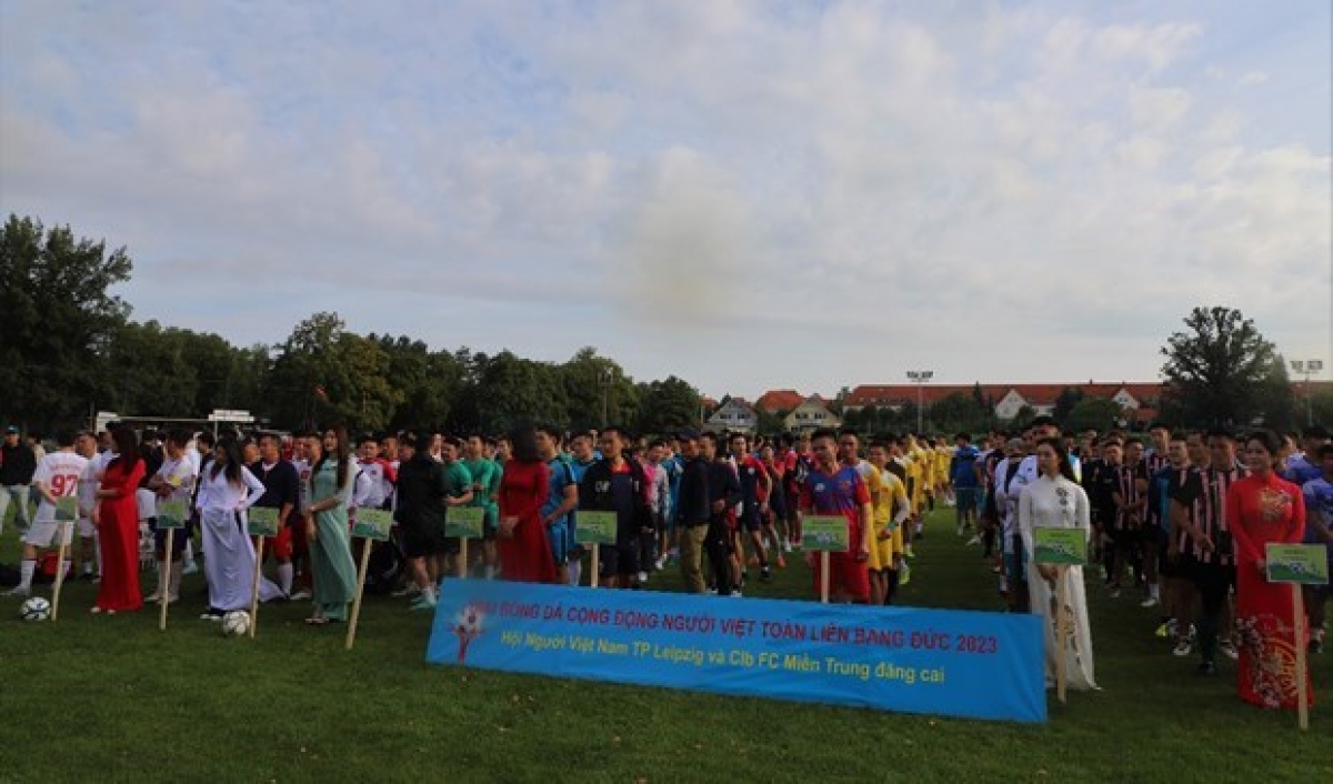 Up to 12 amateur teams across Germany take part in the 15th football tournament of the Vietnamese community.