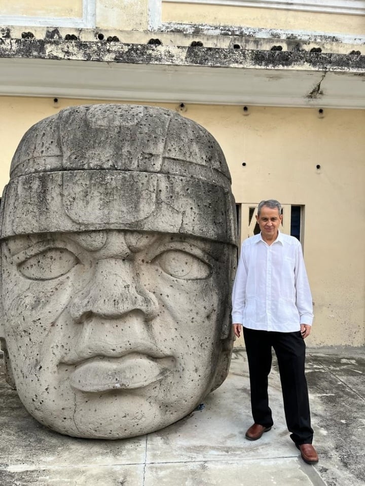Đại sứ Mexico bên cạnh bản sao tượng đầu người Olmec tại Bảo tàng Mỹ thuật TP.HCM