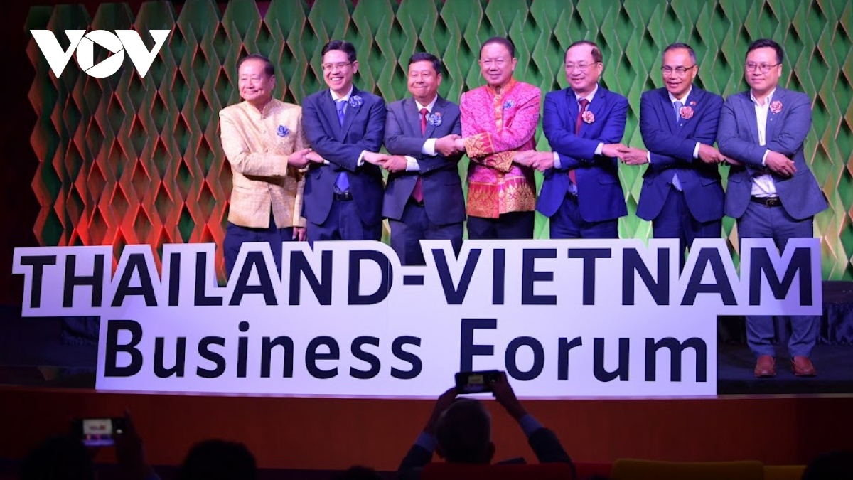 Các đại biểu chụp ảnh lưu niệm tại phiên khai mạc của Diễn đàn Doanh nghiệp Thái Lan-Việt Nam năm 2023