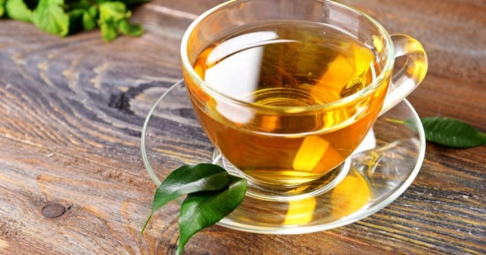 Trà xanh: Theo nghiên cứu của Đại học Wisconsin (Mỹ), trà xanh có chứa nhiều polyphenol và caffeine, giúp hạ đường huyết hiệu quả. Ngoài ra, loại trà này cũng có khả năng giúp cơ thể tăng cường khả năng miễn dịch và làm giảm tổn thương tế bào thần kinh do bệnh tiểu đường gây ra. Theo nhiều nghiên cứu, uống hơn 7 tách trà xanh mỗi ngày giảm nguy cơ phát triển bệnh tiểu đường.