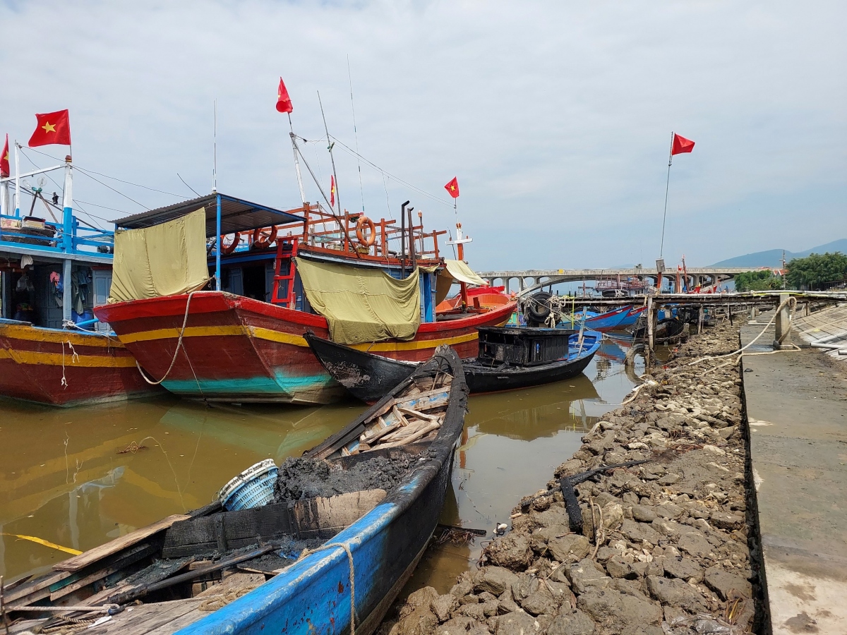 Các thuyền bên cạnh bị cháy lan