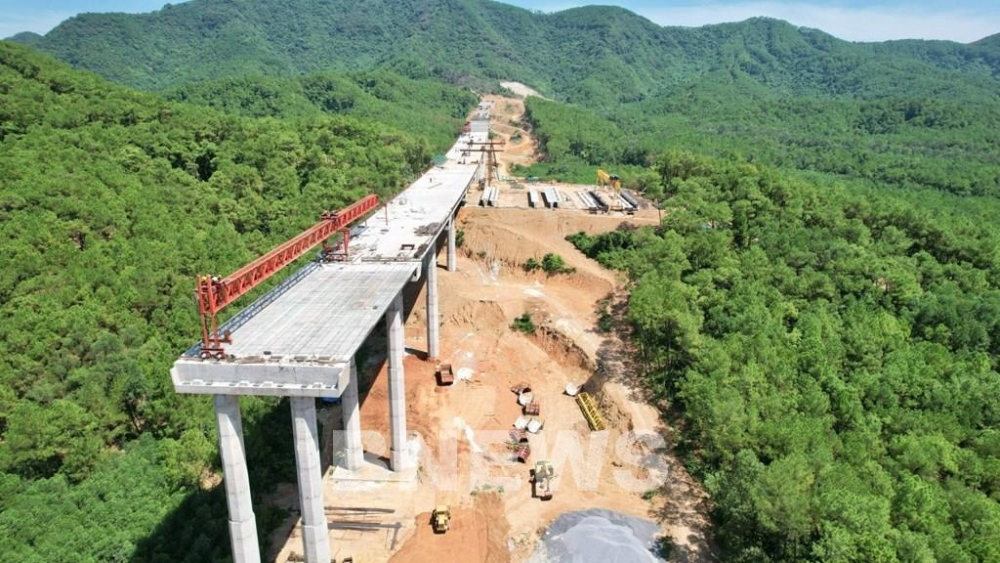 Dự án thành phần đầu tư xây dựng đoạn Diễn Châu - Bãi Vọt được đầu tư theo phương thức PPP, có chiều dài 49,3 km theo kế hoạch sẽ phải hoàn thành tháng 5/2024, nhưng tổng sản lượng mới đạt khoảng 50% kế hoạch. Ảnh QT.
 
