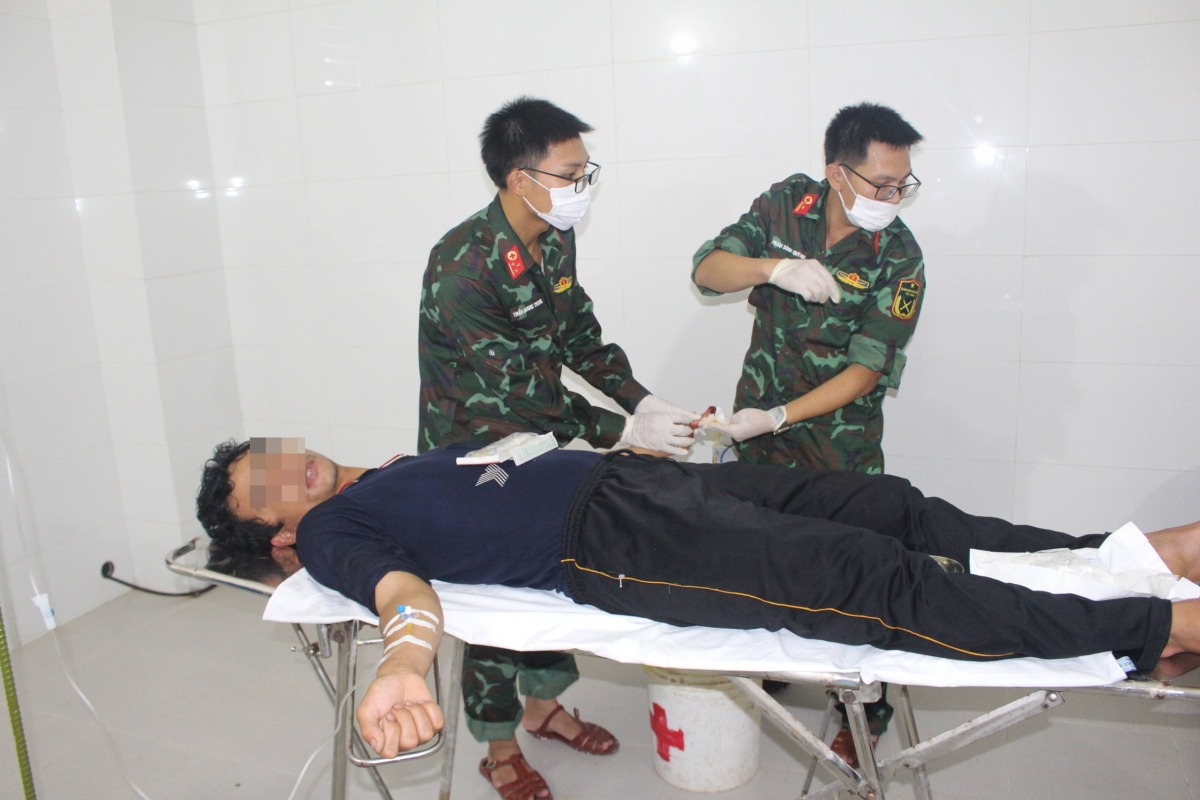 Quân y đảo Sơn Ca điều trị vết thương cho bệnh nhân Chơn
