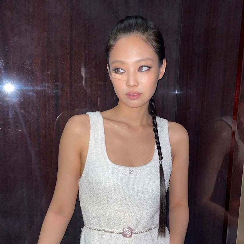 Lara Croft, but make it Chanel: Dù có đang dán băng cá nhân thì cũng không thể làm giảm đi vẻ sự xinh đẹp và quyến rũ của Jennie. Là một bản nâng cấp đầy tinh tế và trong trọng cho phong cách Lara Croft của mình, cô nàng đã xuất hiện trong buổi trình diễn bộ sưu tập Thu Đông 2023 của nhà mốt Chanel với kẻ mắt đậm và mái tóc thắt bím kiểu Pháp dài đến eo.