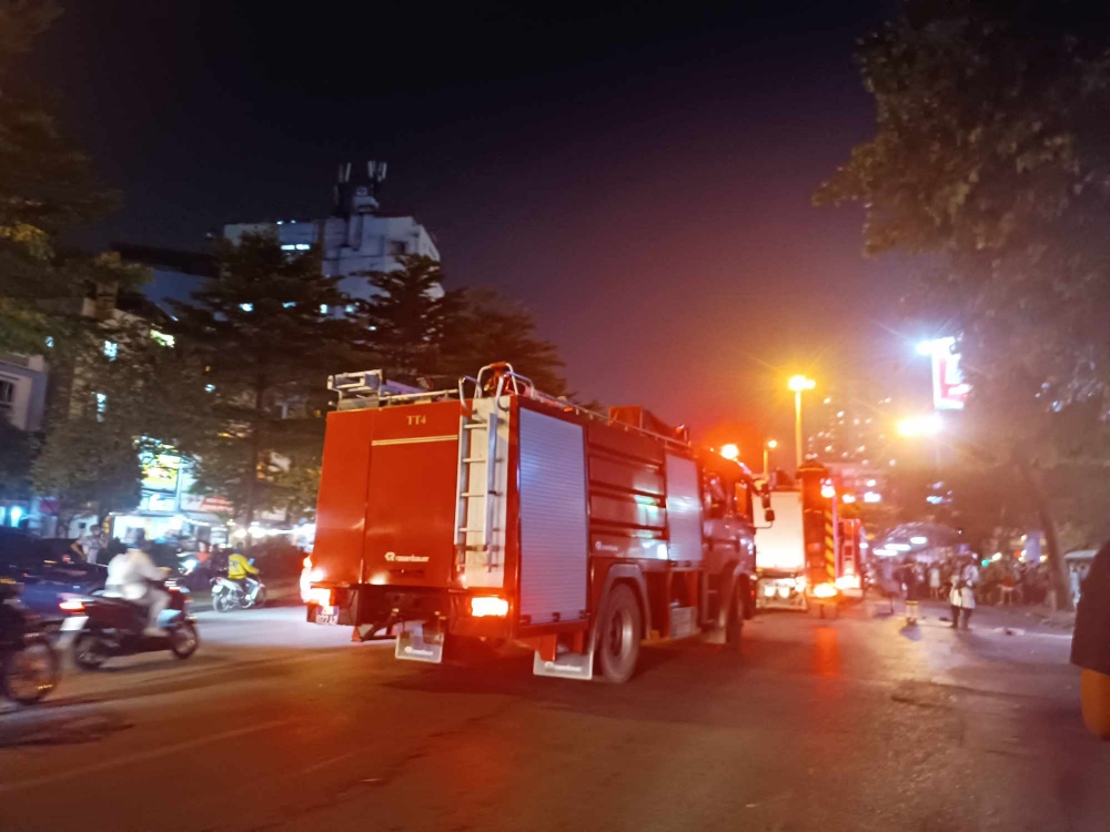 Lực lượng PCCC&amp;CNCH đang nỗ lực dập lửa đám cháy ở quán trà chanh nằm trong ngôi nhà 6 tầng ở đường Láng, Hà Nội. Ảnh: Lan Nhi