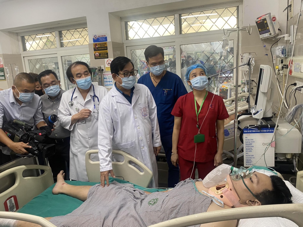 PGS.TS Lương Ngọc Khuê, Phó Chủ tịch Hội đồng Y khoa quốc gia, Cục trưởng Cục Quản lý Khám chữa bệnh (Bộ Y tế) thăm hỏi các nạn nhân của vụ cháy