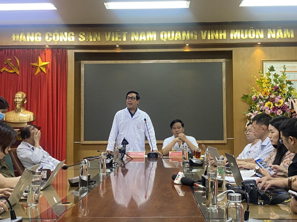 PGS.TS Lương Ngọc Khuê chỉ đạo công viêc cứu chữa nạn nhân tại Bệnh viện Bạch Mai