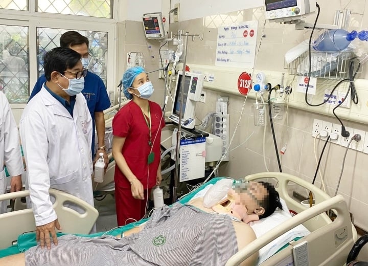 Một bệnh nhân vụ cháy chung cư mini điều trị tại Bệnh viện Bạch Mai.