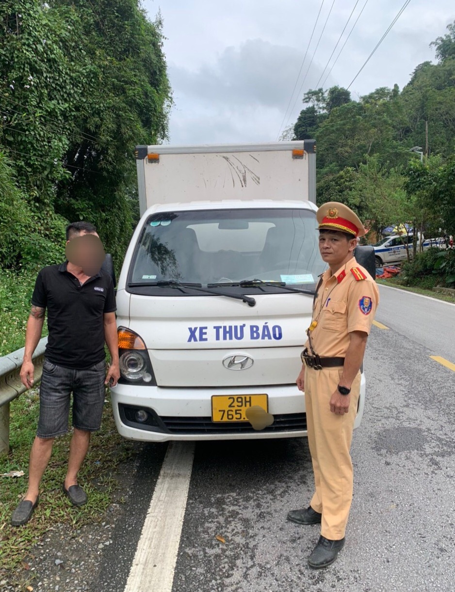 Chiếc xe dán chữ "Xe thư báo"