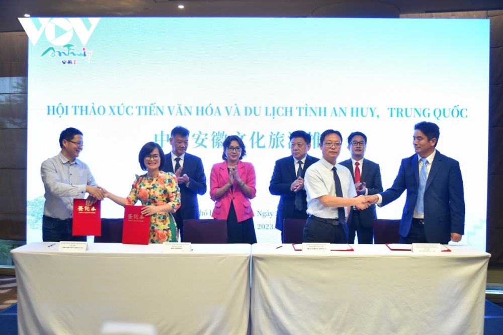 Travel businesses of the two localities sign a cooperation agreement to further develop tourism in the future.