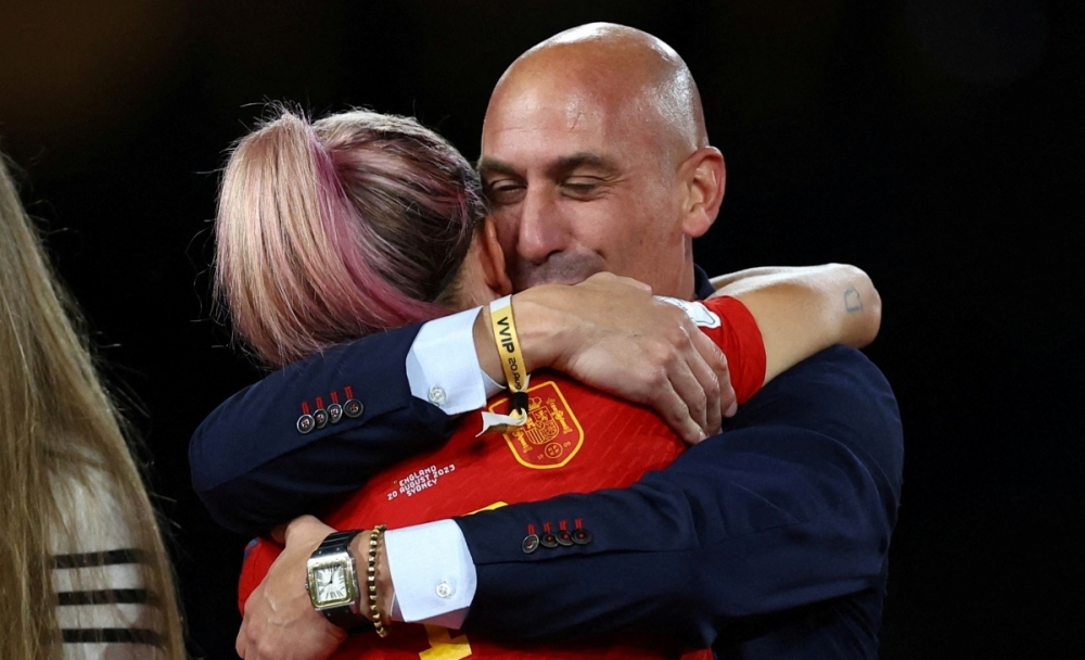 Hành động gây tranh cãi của ông Luis Rubiales sau trận chung kết World Cup nữ 2023 (Ảnh: Reuters)
