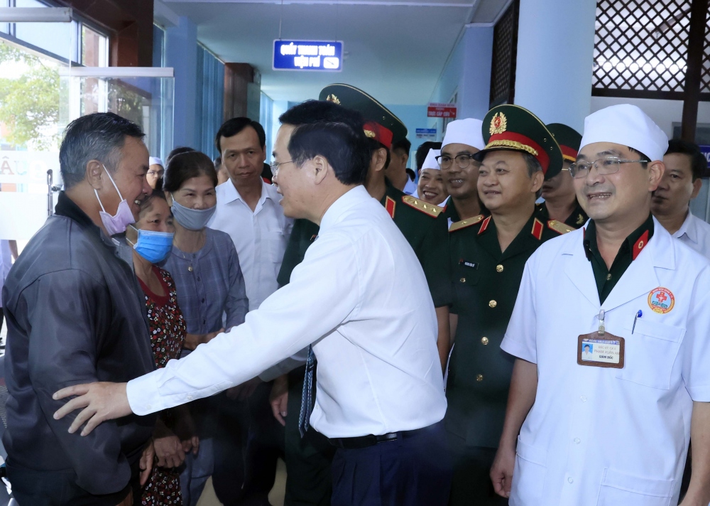 Chủ tịch nước Võ Văn Thưởng gặp gỡ, động viên các bệnh nhân tại Bệnh viện Quân y 15