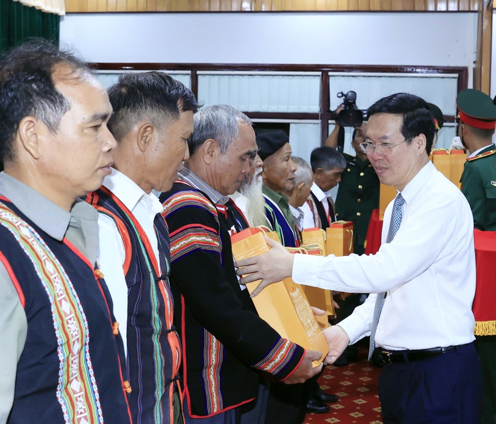 Chủ tịch nước Võ Văn Thưởng tặng quà các già làng, trưởng bản, người có uy tín