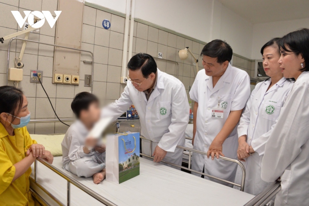 Chủ tịch Quốc hội Vương Đình Huệ thăm hỏi các bệnh nhân tại Bệnh viện Bạch Mai. (Ảnh: Lê Tuyết)