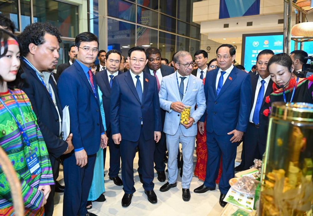 Chủ tịch Quốc hội Vương Đình Huệ và các đại biểu tham quan gian hàng tại Triển lãm.
