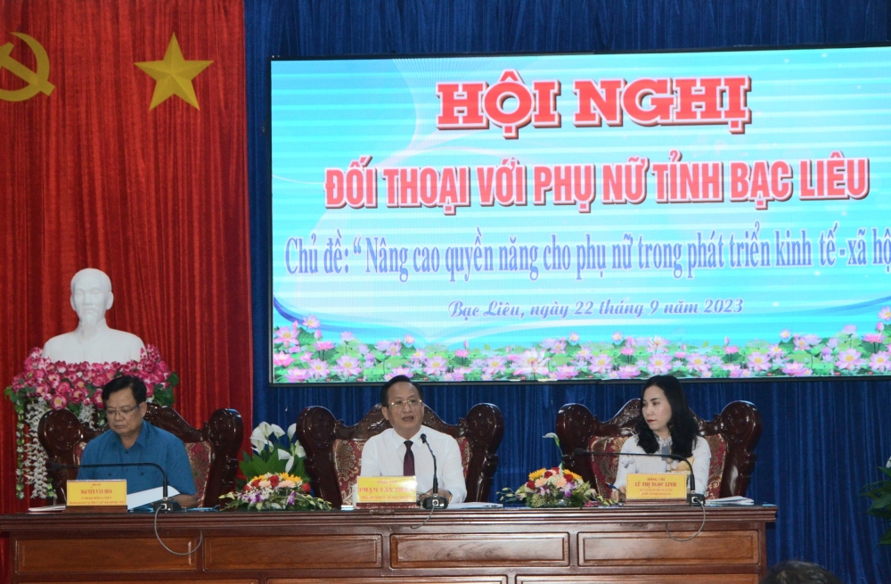 Chủ tịch UBND tỉnh Bạc Liêu Phạm Văn Thiều (giữa) tại buổi đối thoại