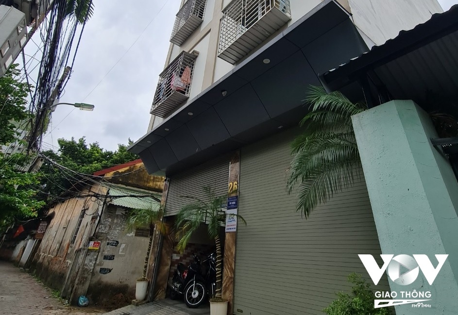 Lối ra vào và thoát hiểm cùng 1 cửa. Nếu xảy ra sự cố, thiệt hại sẽ rất nghiêm trọng