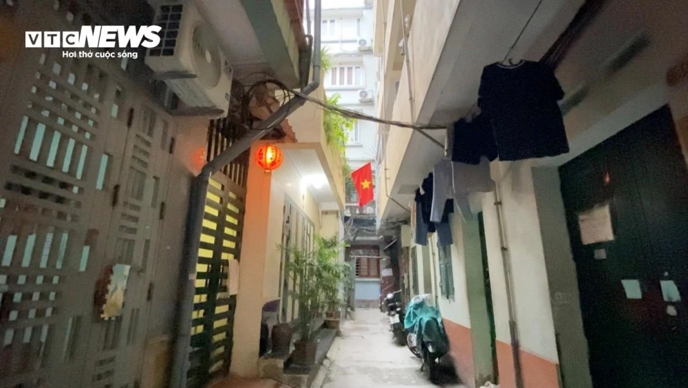 Cuối một con ngõ nhỏ trên phố Trung Kính, 3 căn chung cư mini nằm sát nhau. Hàng trăm người hiện ở trong các chung cư "không lối thoát" này