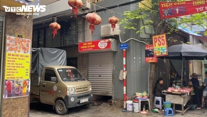 Hàng chục tòa nhà như vậy chỉ dùng chung con ngõ có chiều rộng vừa chiếc xe tải nhỏ đi qua