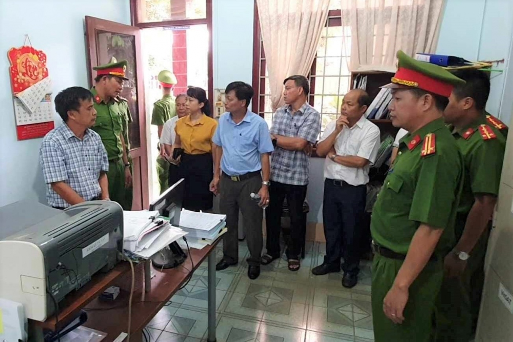 Cơ quan CSĐT Công an thành phố Buôn Ma Thuột khám xét tại trụ sở Trung tâm Khuyến nông Giống cây trồng Vật nuôi và Thủy sản Đắk Lắk.