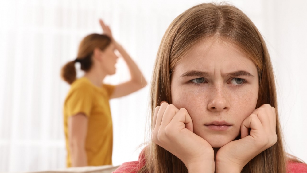 Con gái giận dỗi vì không được mẹ mua cho điện thoại xịn (ảnh minh họa)