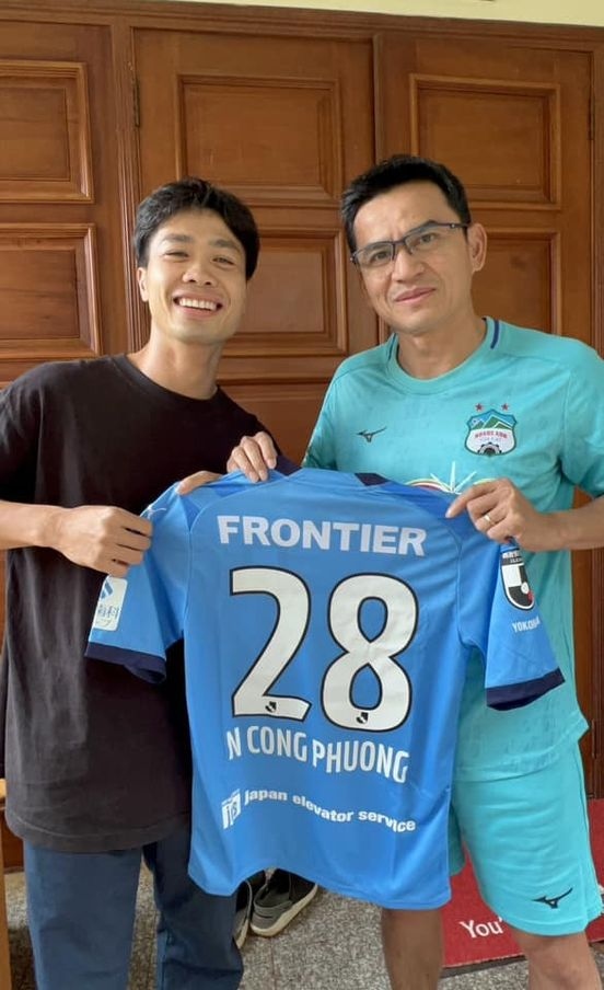 Công Phượng tặng áo đấu của Yokohama FC cho HLV Kiatisuk (Ảnh: CLB HAGL)