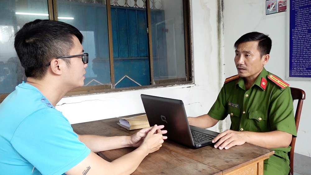 Công an lấy lời khai của Nam