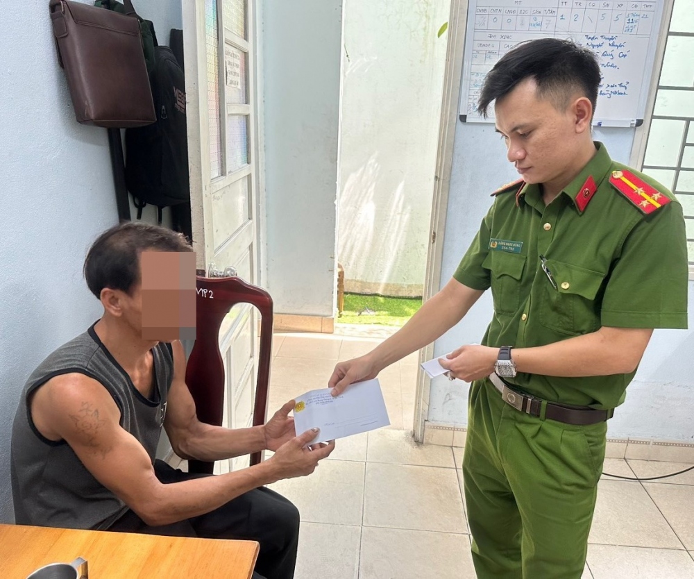 Công an phường Khuê Trung quyên góp, hỗ trợ kinh phí và đưa ông T. ra bến xe để về quê