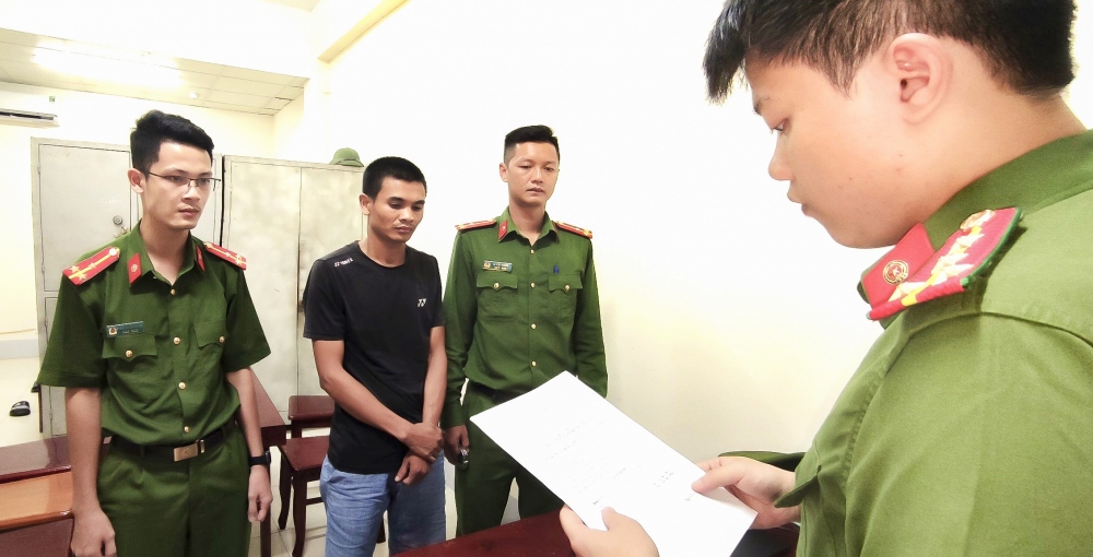 Công an thành phố Điện Biên Phủ tống đạt các Quyết định khởi tố vụ án, khởi tố bị can đối với Nguyễn Văn Quân.