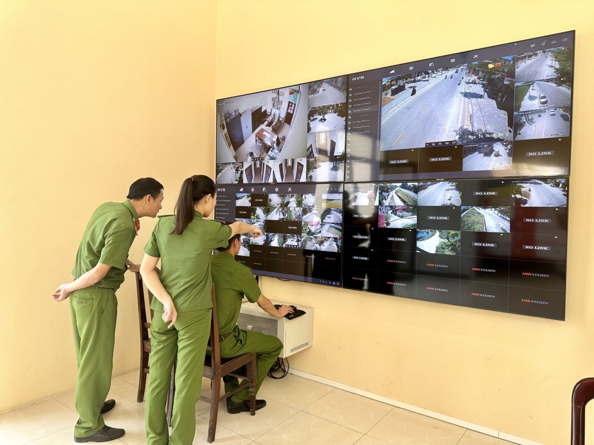 Công an thị trấn Vạn Hà, huyện Thiệu Hóa thường trực, giám sát tình hình ANTT qua hệ thống camera an ninh