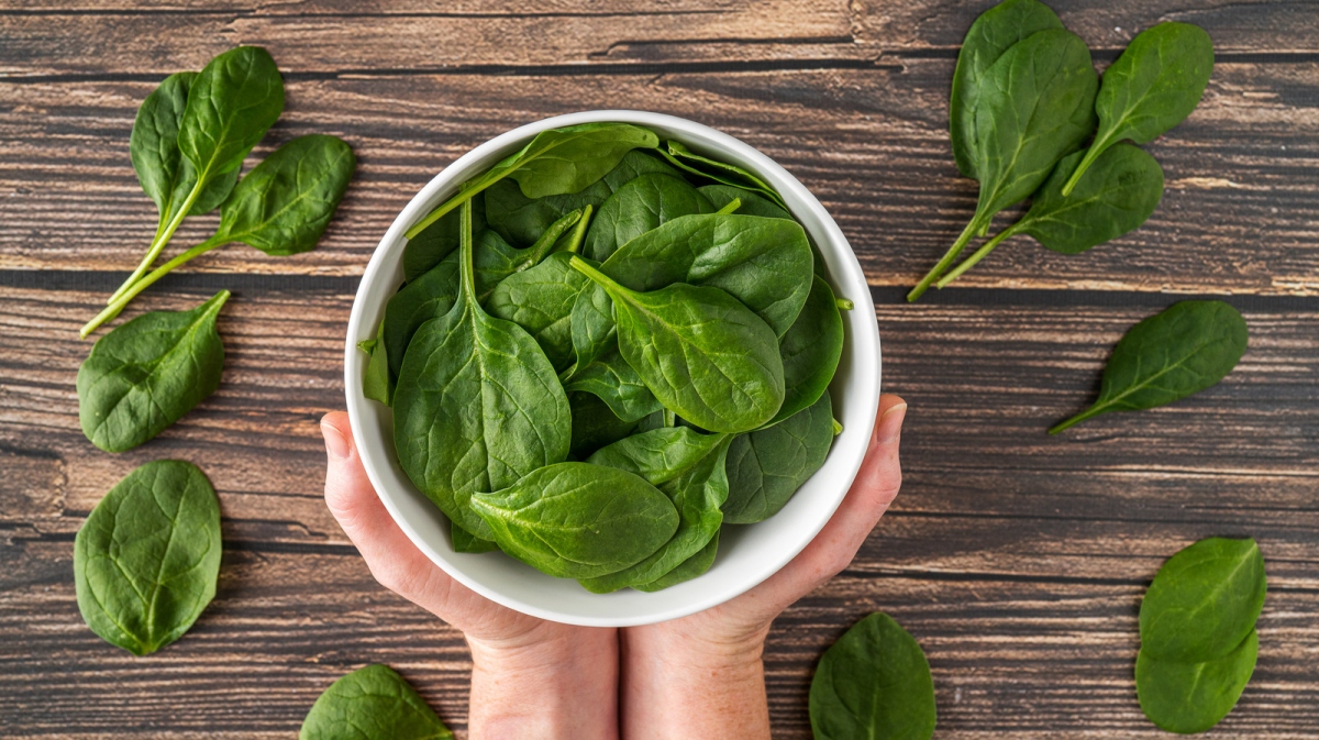 Tốt cho xương khớp: Hàm lượng vitamin K trong cơ thể thấp có thể làm gia tăng nguy cơ gãy xương. Rau chân vịt là một nguồn cung cấp vitamin K dồi dào, có lợi cho quá trình tổng hợp canxi của cơ thể và giúp hình thành hệ xương chắc khỏe.