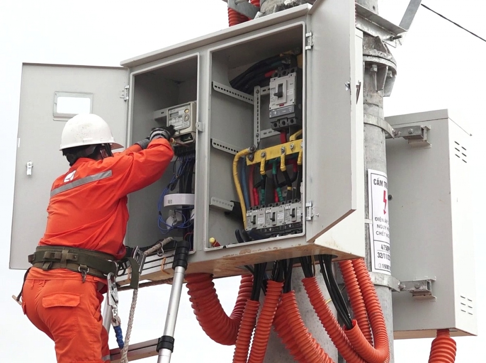 Công nhân điện lực đang kiểm tra các công tơ cung cấp điện cho dân ở khu tái định cư