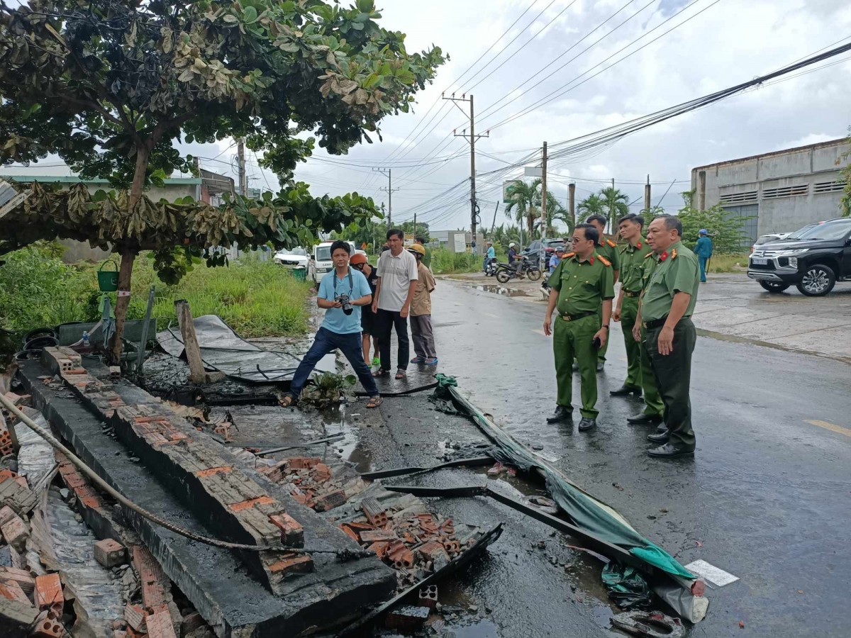 Lãnh đạo Công an tỉnh có mặt tại hiện trường vụ cháy (Ảnh: B.H)