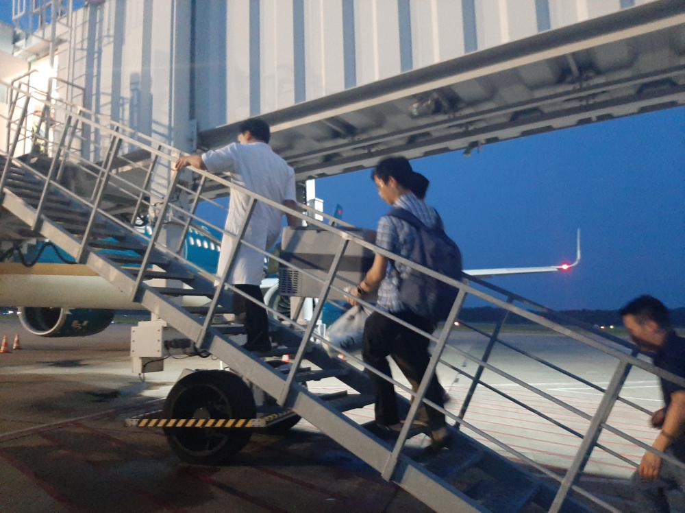 Công tác vận chuyển tạng hiến lên máy bay.