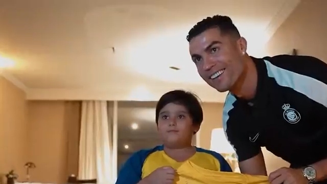 Một CĐV nhí may mắn được Ronaldo gặp và tặng áo đấu trong phòng riêng của siêu sao người Bồ Đào Nha. 