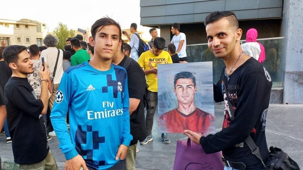 Biết đươc thông tin này, rất nhiều CĐV Iran đã có mặt quanh khu vực khách sạn Al Nassr lưu trú. 
