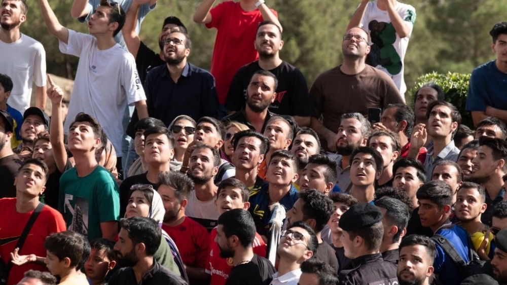Rất đông CĐV chờ đón khoảnh khắc xe chở các cầu thủ Al Nassr đi qua. 
