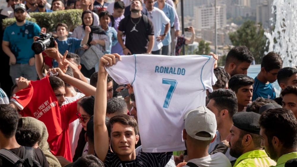 Một CĐV mang theo áo đấu Real Madrid có in tên Ronaldo. 