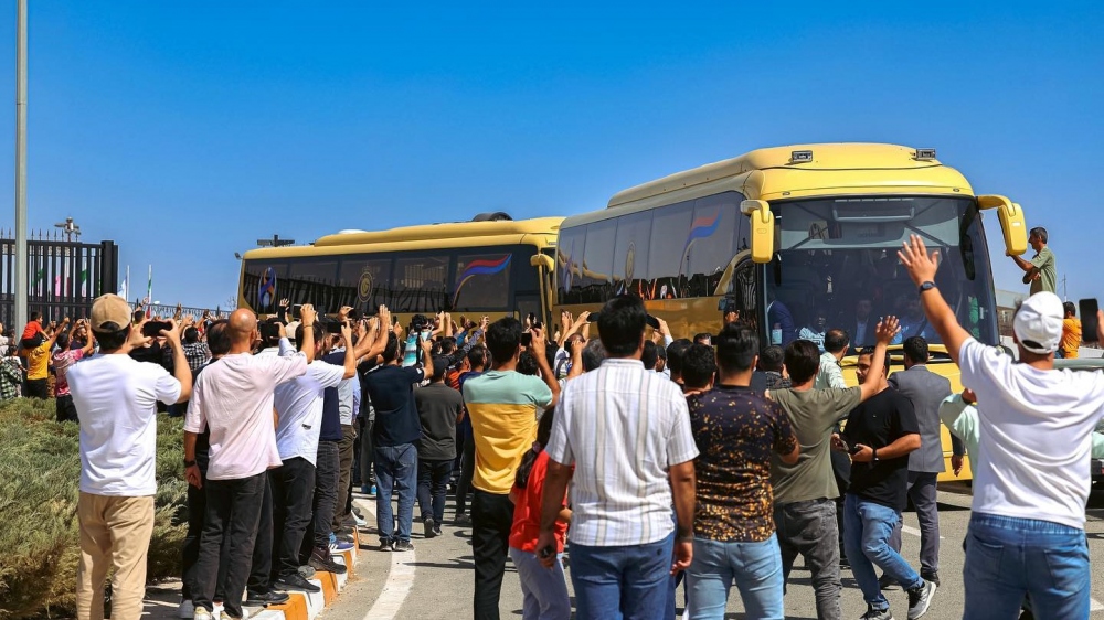 Đám đông vẫy chào đoàn xe của Al Nassr. 