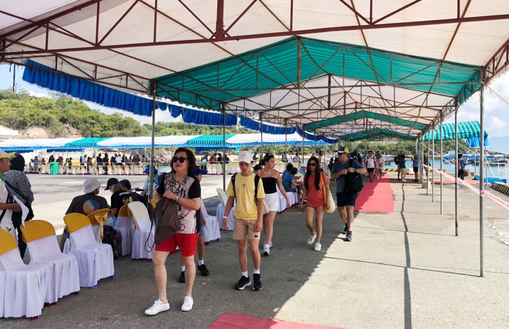 Foreign guests visit several of Nha Trang City’s most popular tourist attractions. (Photo: Thesaigontimes.vn)